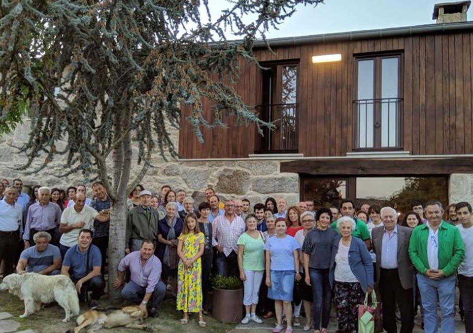 Asistentes al acto de inauguración del albergue. EP