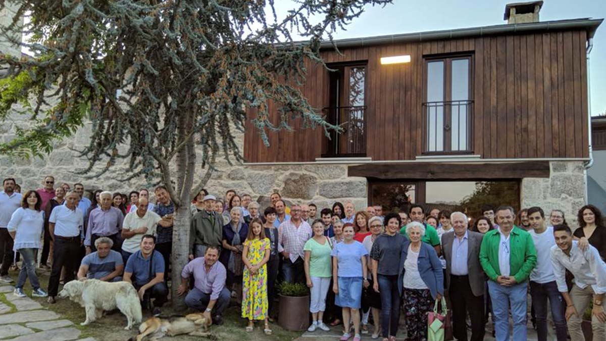 Asistentes al acto de inauguración del albergue. EP